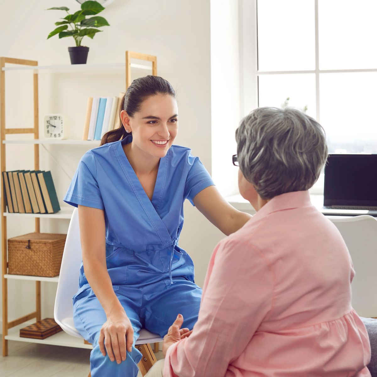 Junge medizinische Fachangestellte im Gespräch mit Patientin in einer dermatologischen Praxis